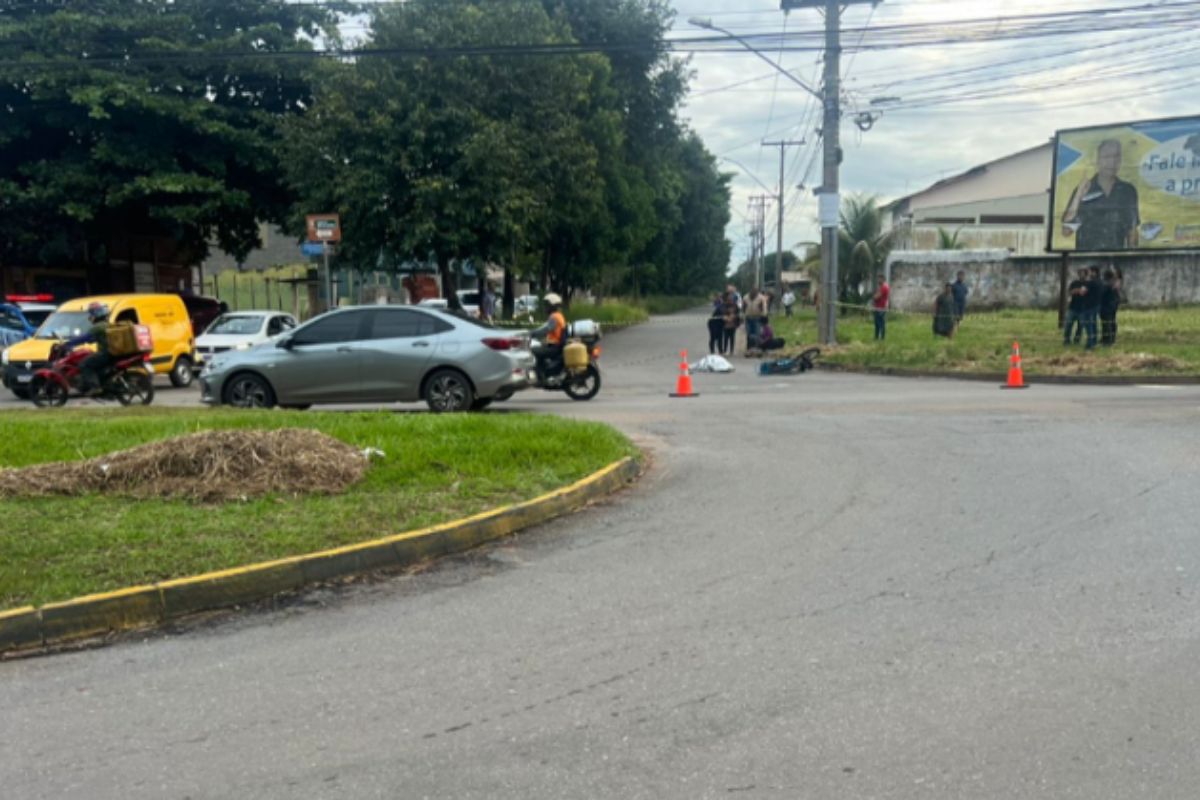 Motociclista morre ao colidir com carro enquanto passava por rotatória, em Goiânia