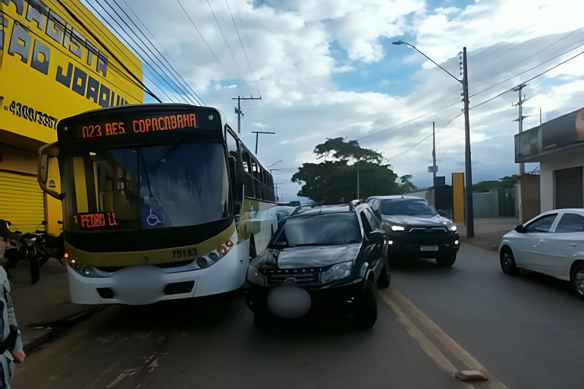 Motorista bate em ônibus da Urban e abandona carro com medo de ir para cadeia, em Anápolis