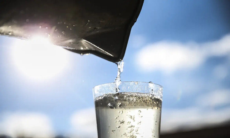 Por que beber água logo ao acordar faz tão bem ao corpo