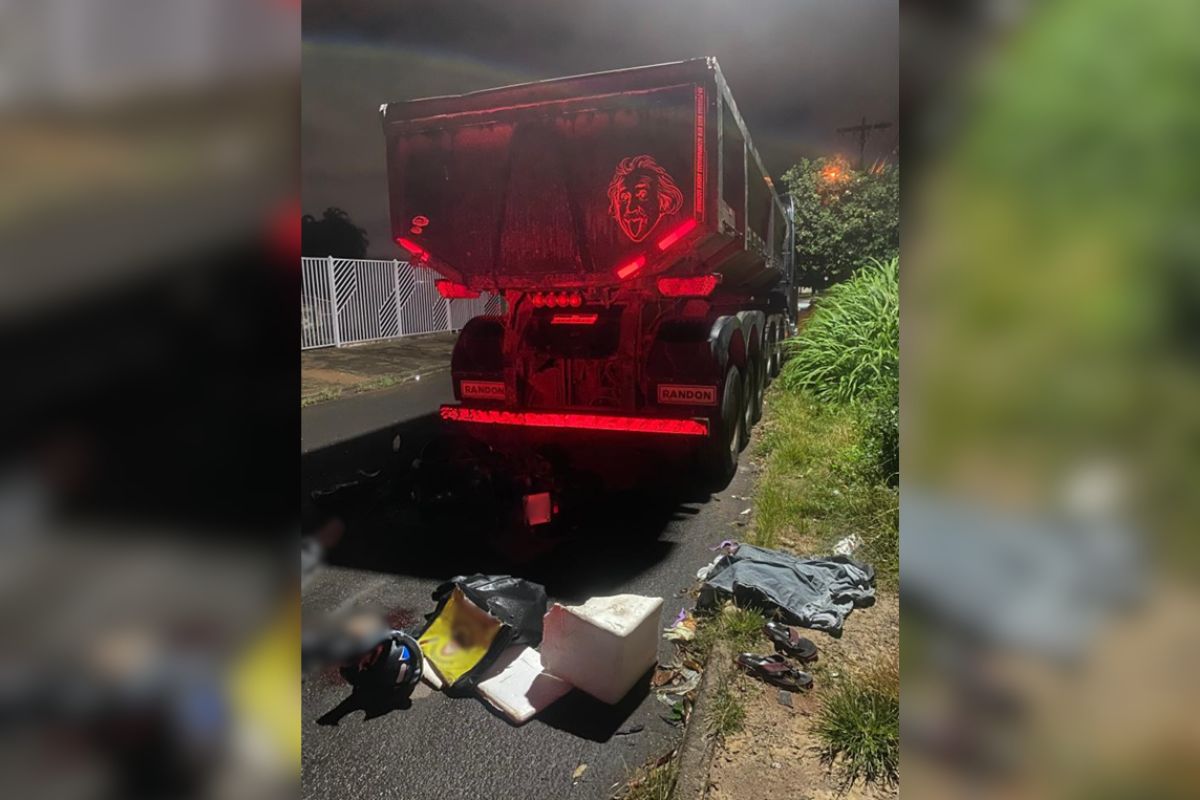 Entregador morre após colidir com carreta que estava estacionada, em Aparecida de Goiânia