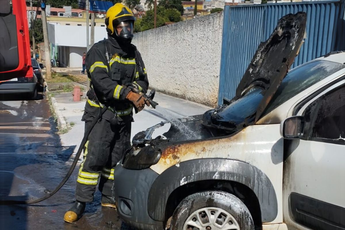 Fiat Uno pega fogo e bombeiros são chamados às pressas em Anápolis