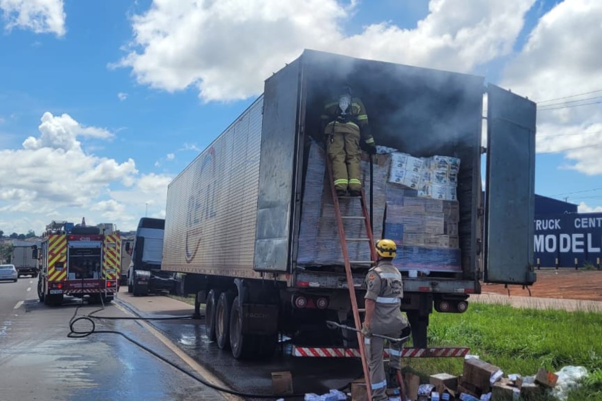 Bombeiros são acionados após carga de caminhão pegar fogo na BR-060, em Anápolis