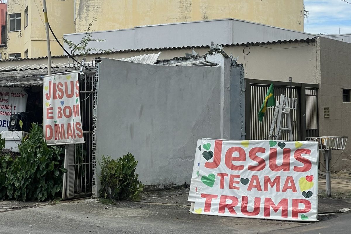 Placa chama atenção ao mandar mensagem ‘de carinho’ para Trump, em Goiânia