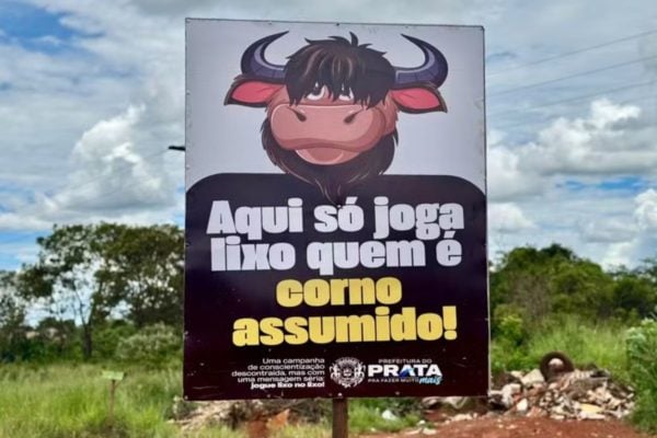 Placa chama atenção ao apelar para o humor na conscientização sobre o lixo: “é corno assumido”