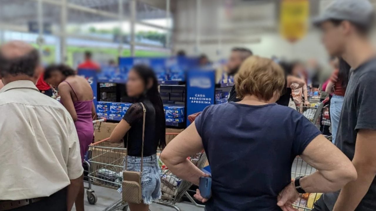 Fila em supermercado de Anápolis. (Foto: Davi Galvão)