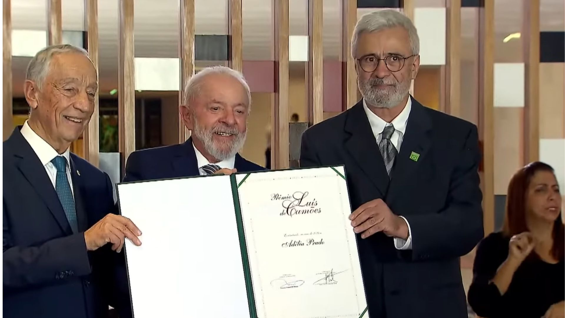 Lula entrega Camões a Adélia Prado e diz que sua ‘obra transborda verdade’