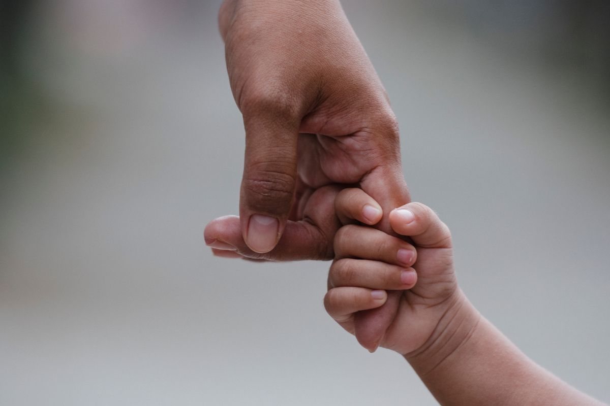 Conheça história emocionante de criança que tem duas mães no registro civil, em Goiás