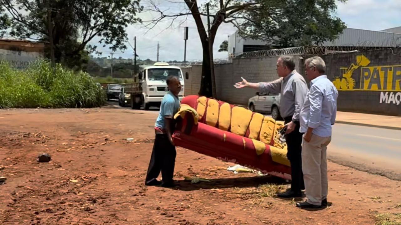 Sandro Mabel flagra homem descartando móvel em Goiânia e deixa bronca: “momentos difíceis de ser prefeito”