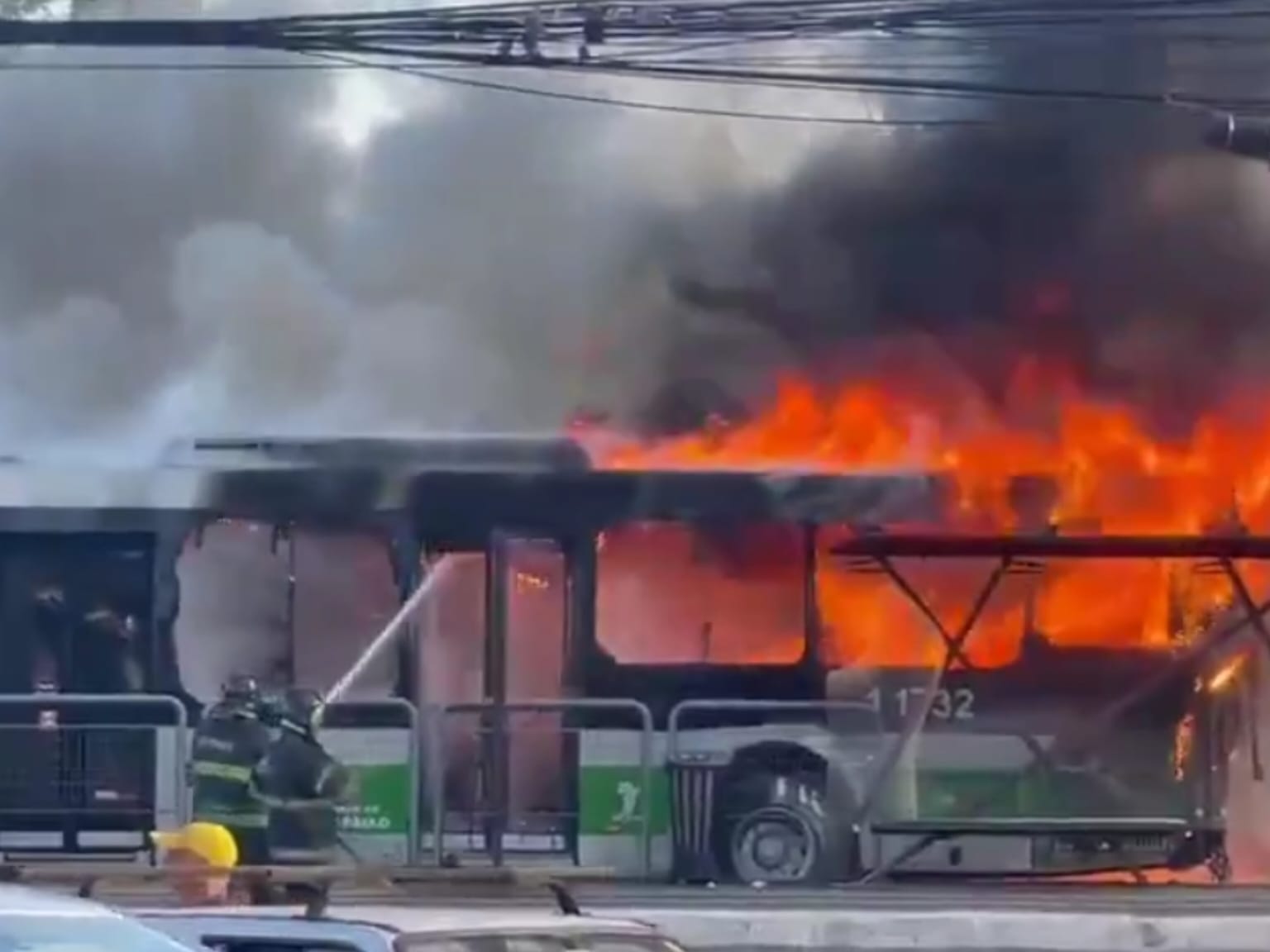 Avião cai em avenida na Barra Funda, zona oeste de SP, e deixa 2 mortos 2 feridos