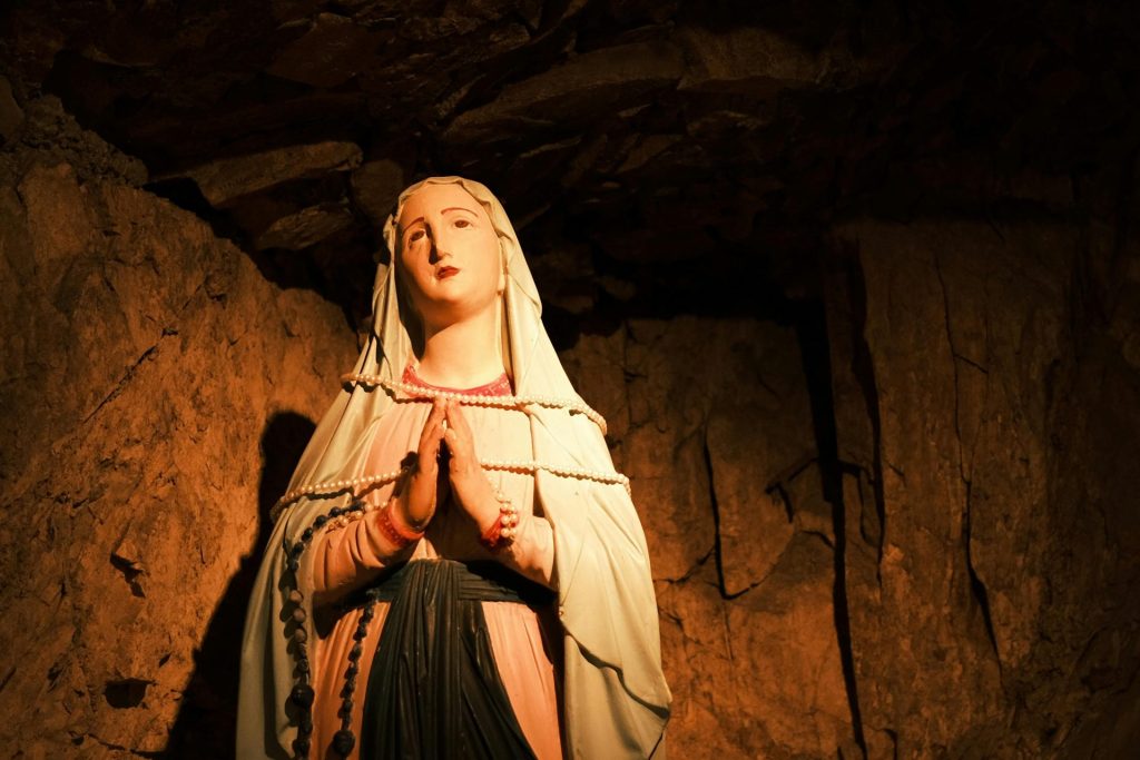 Revelado mistério por trás de estátua da Virgem Maria que “chorava sangue”