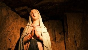 Revelado mistério por trás de estátua da Virgem Maria que “chorava sangue”