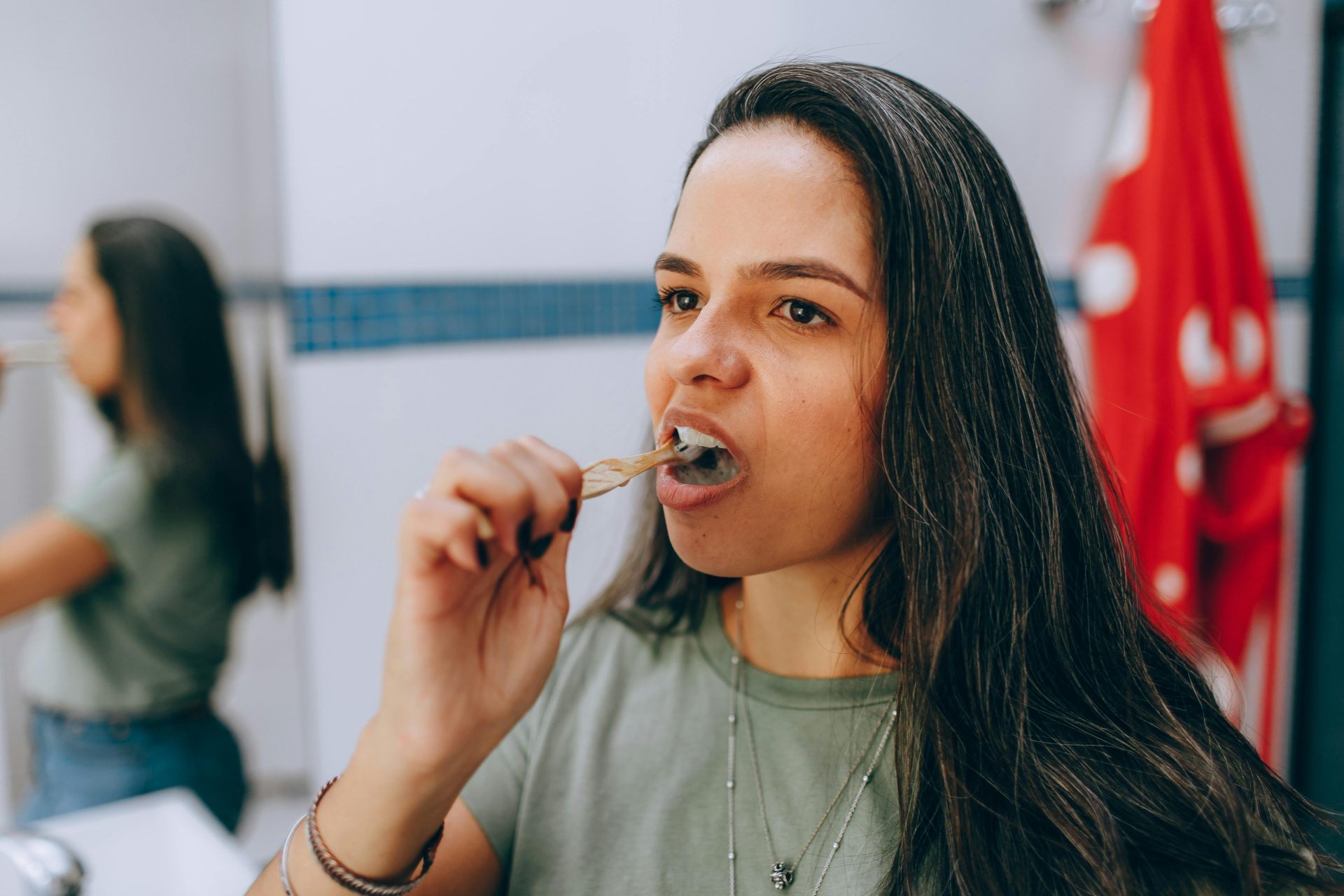 Você está escovando os dentes do jeito errado – o truque simples que melhora sua saúde bucal