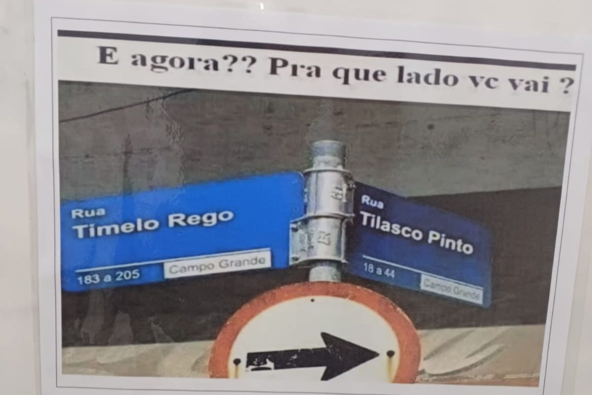 Placa chama atenção e deixa confuso quem vai ao banheiro