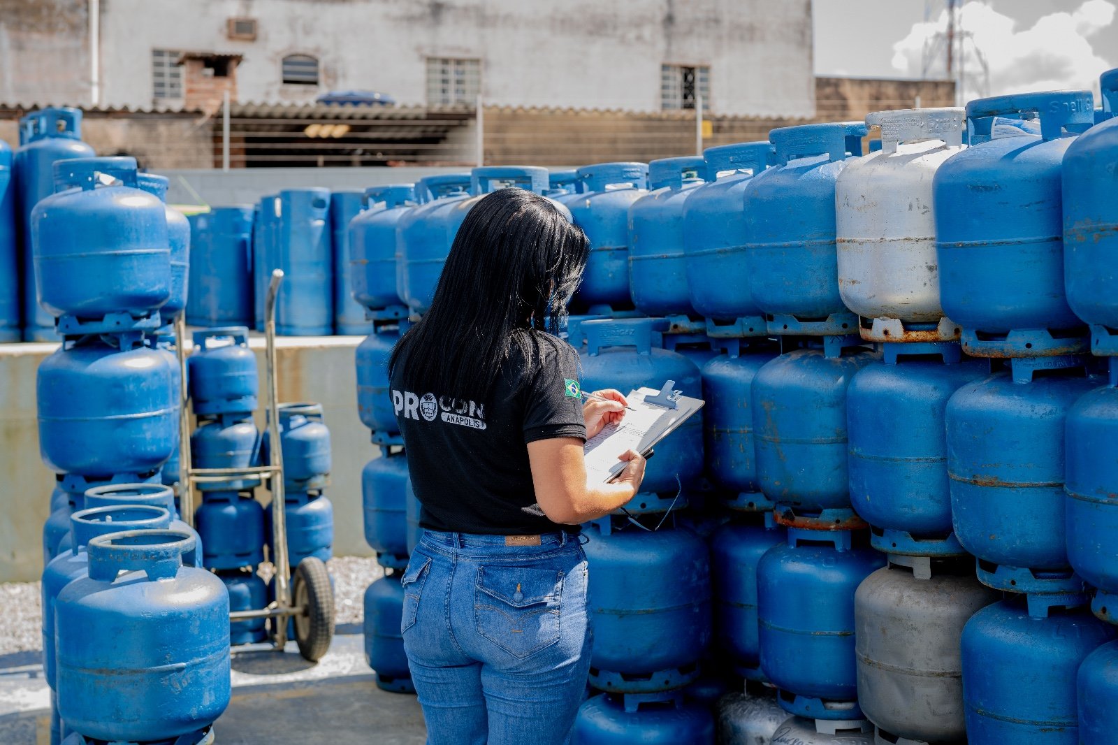 Procon Anápolis revela onde comprar gás de cozinha e água de 20 litros mais baratos