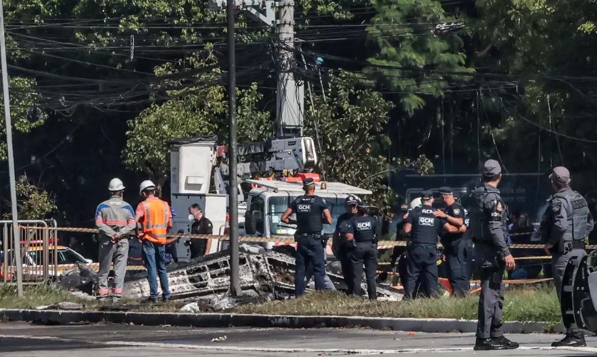 Avião cai em avenida na Barra Funda, zona oeste de SP, e deixa 2 mortos e 7 feridos