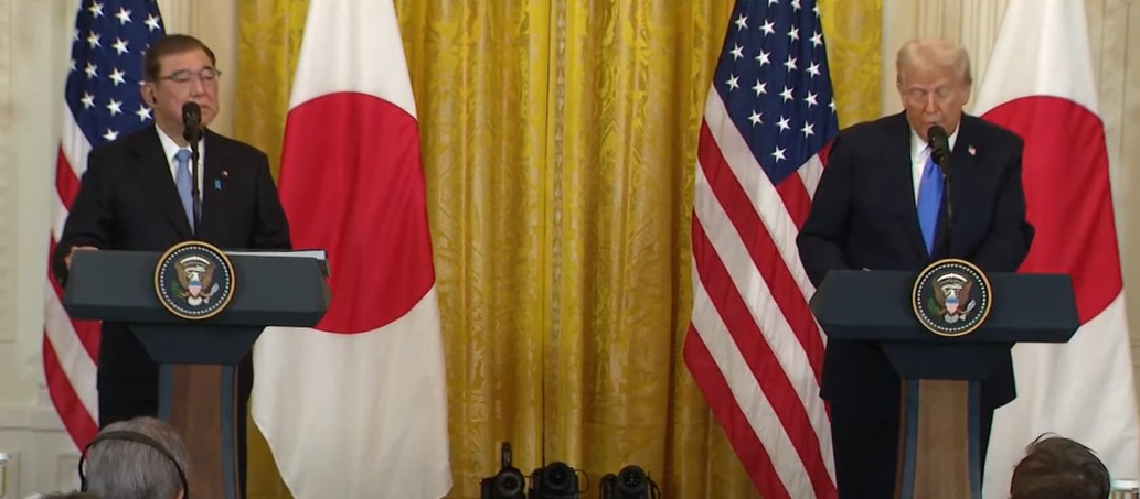 Ao lado do primeiro-ministro do Japão, Trump ameaça impor tarifas ao país