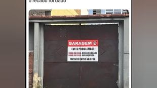 Placa colocada na porta de residência chama atenção de motoristas