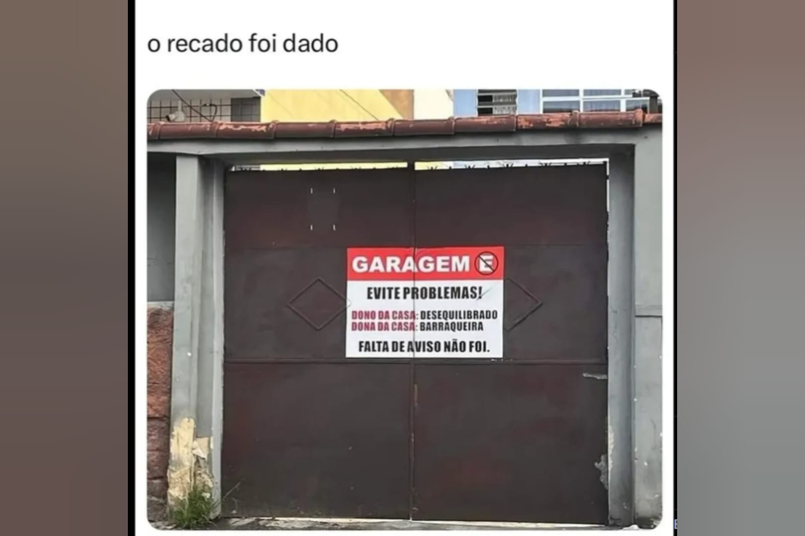 Placa colocada na porta de residência chama atenção de motoristas