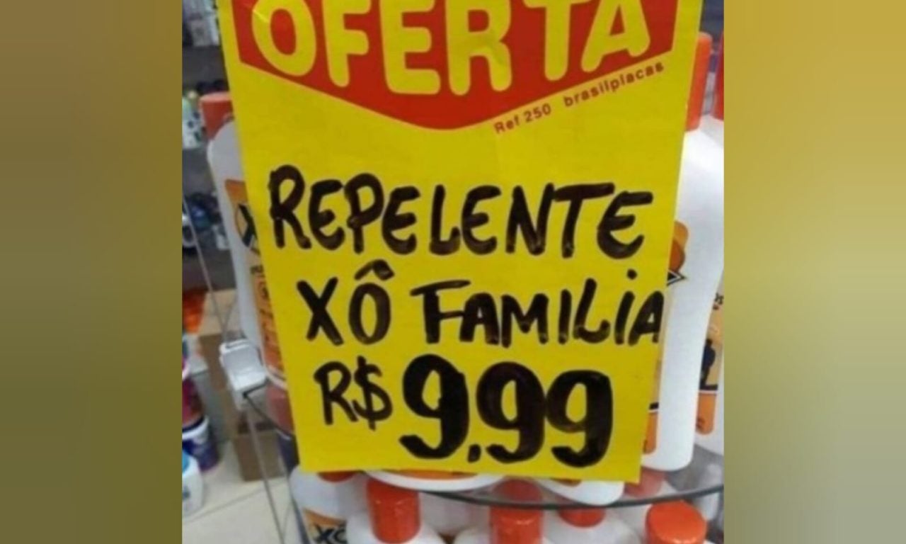 Placa com oferta curiosa chama atenção de clientes em loja