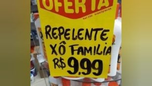 Placa com oferta curiosa chama atenção de clientes em loja