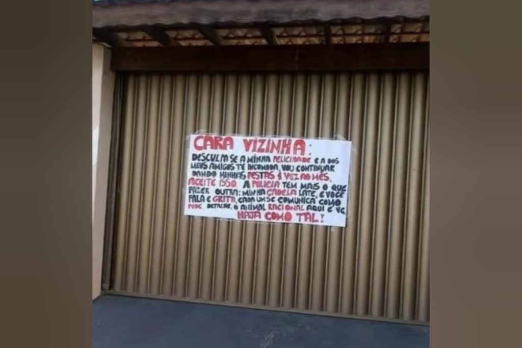 Placa no portão de casa chama atenção e vizinha se defende: “não sou eu”
