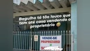 Placa na porta de casa chama atenção de quem passa pela rua