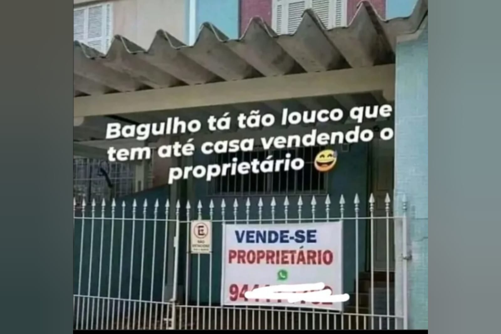 Placa na porta de casa chama atenção de quem passa pela rua