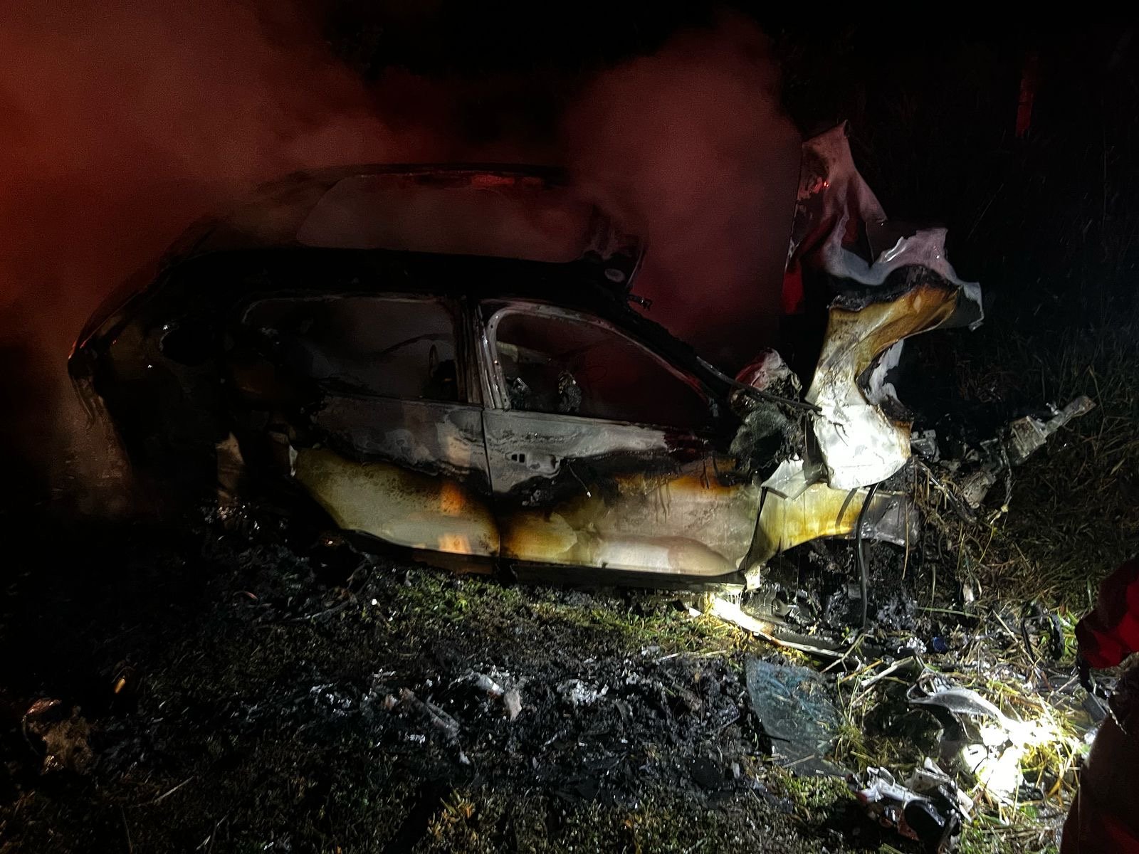 Motorista morre carbonizado após carro colidir com árvore na BR-060