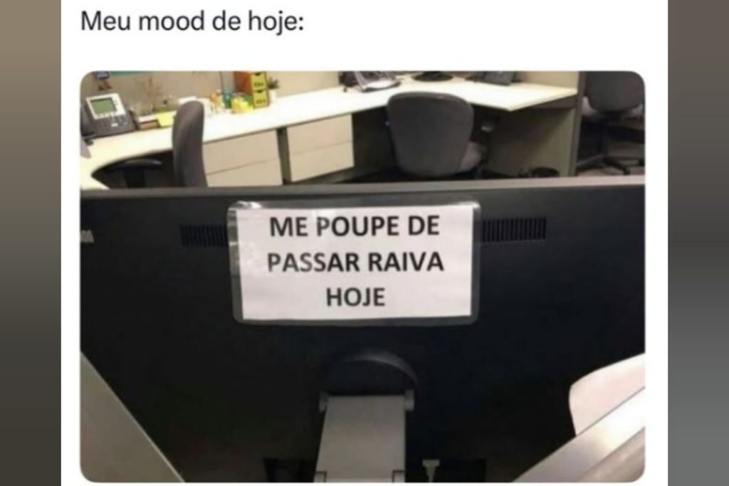 Placa em computador chama atenção dos colegas de trabalho: “me poupe”
