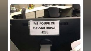 Placa em computador chama atenção dos colegas de trabalho: “me poupe”