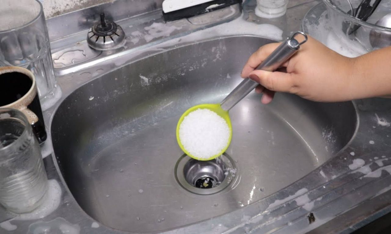 Truque rápido e prático para desentupir a pia do banheiro e da cozinha