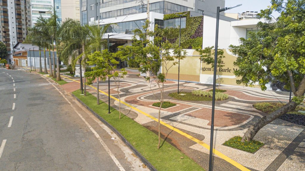 Detalhe-da-calcada-do-Kindgom-desenhado-pelo-escritorio-Burle-Marx