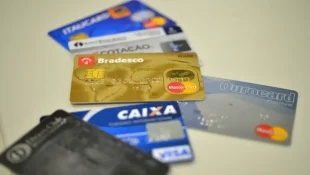 O segredo para economizar no cartão de crédito e não se atolar em dívidas