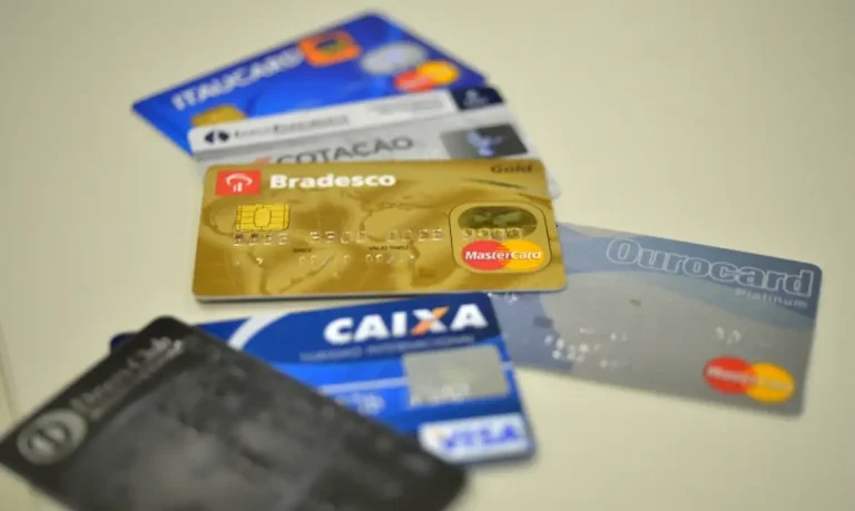 O segredo para economizar no cartão de crédito e não se atolar em dívidas