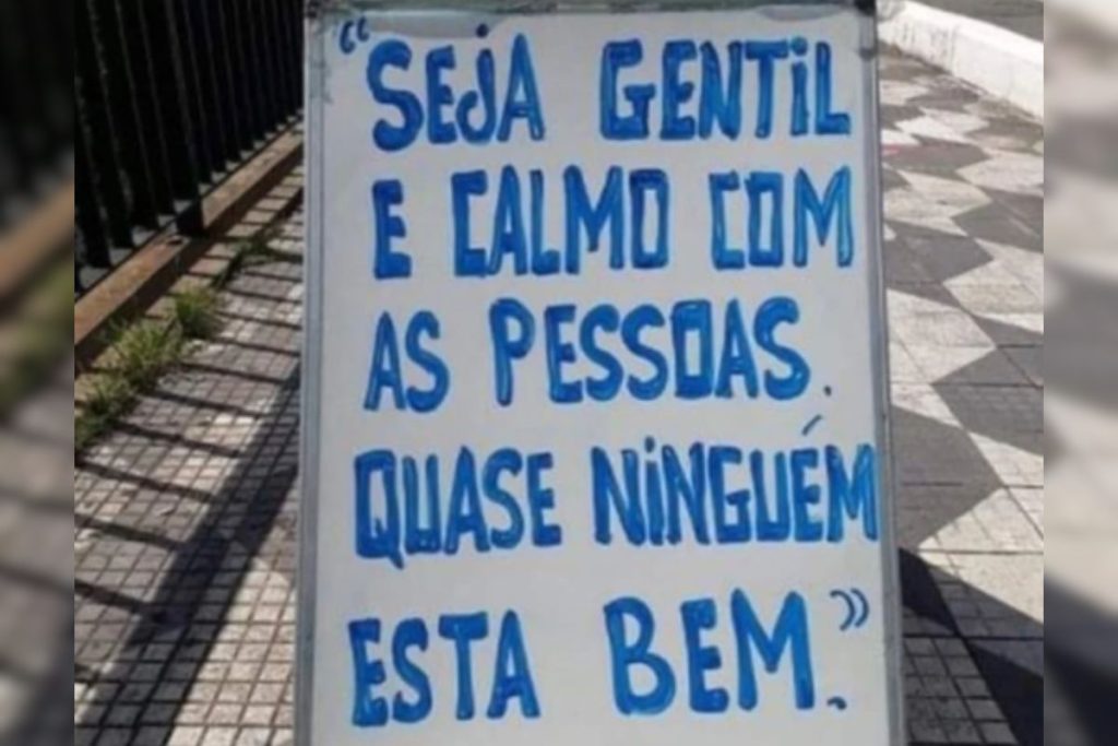 Placa colocada na calçada chama atenção com pedido