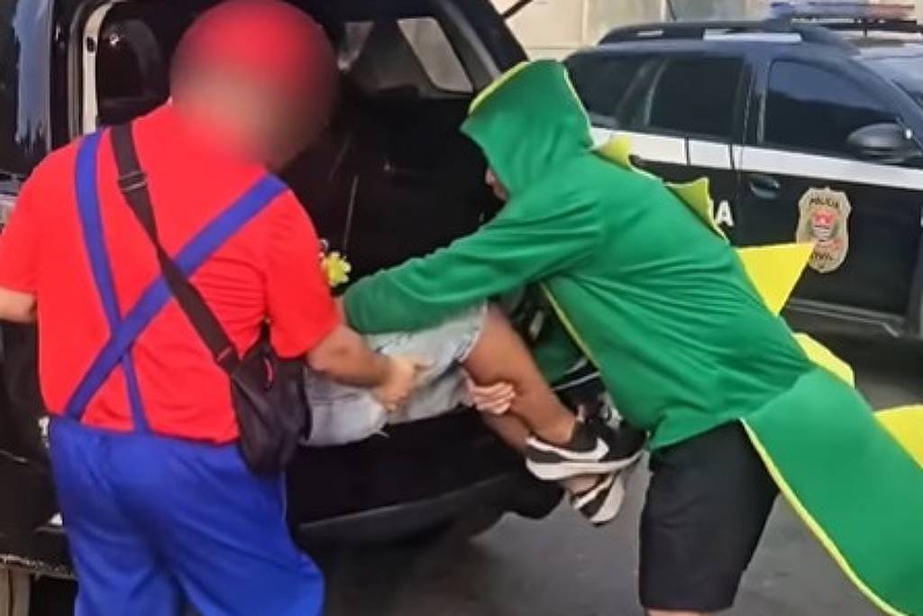 Policiais fantasiados de Mario Bros e Luigi prendem ladrões no Carnaval de SP