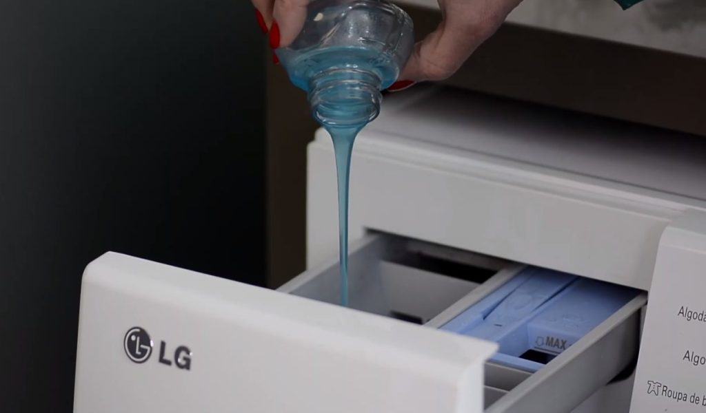 Sabão líquido na máquina de lavar