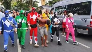 Policiais estavam disfarçados como Power Rangers. (Foto: Divulgação/SSP)