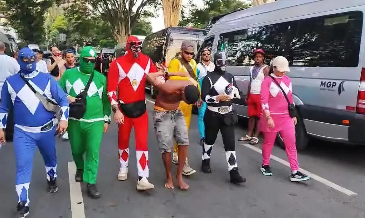 Policiais estavam disfarçados como Power Rangers. (Foto: Divulgação/SSP)