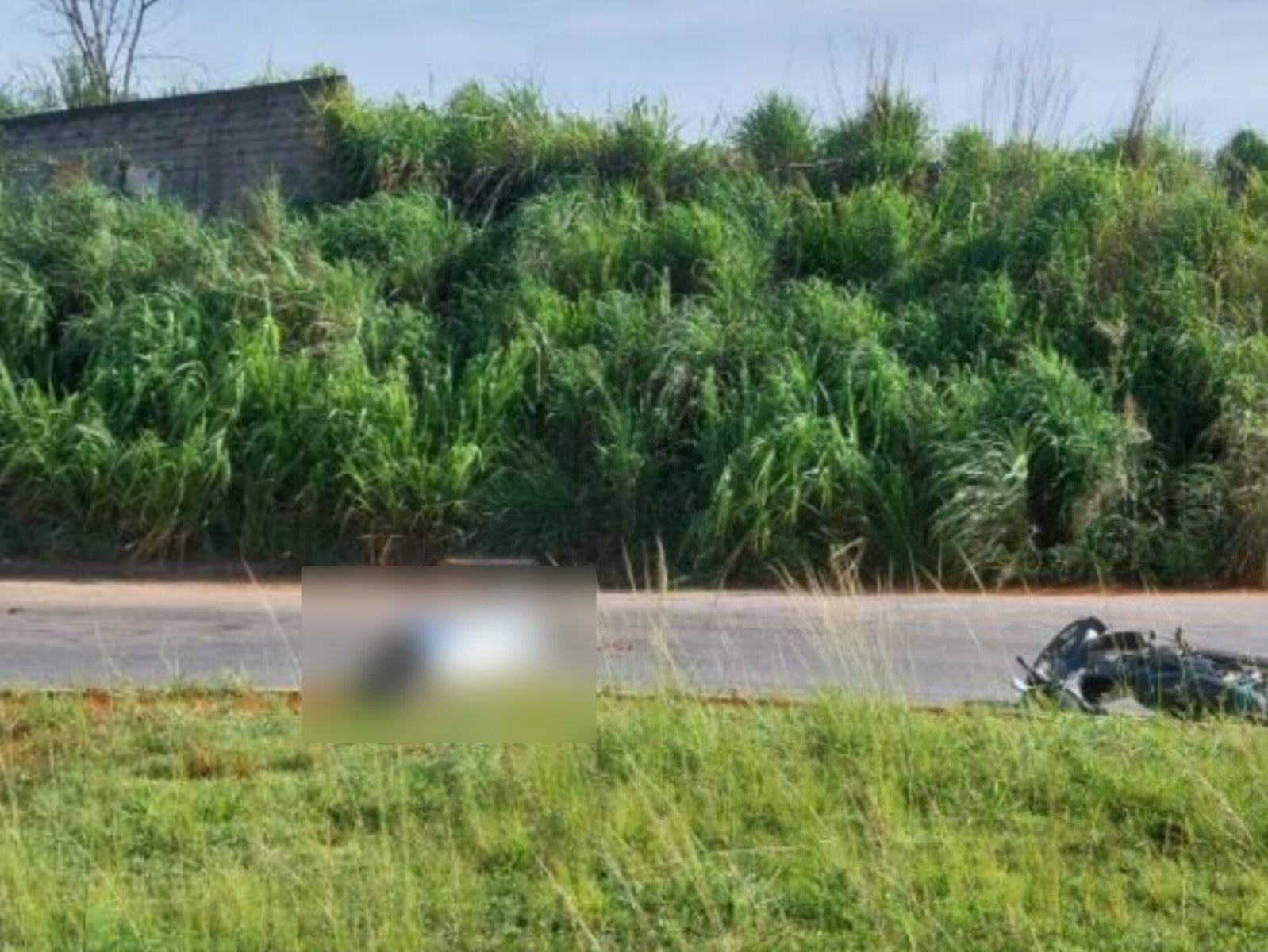 Motociclista não resistiu e morreu no local. (Foto: Reprodução)