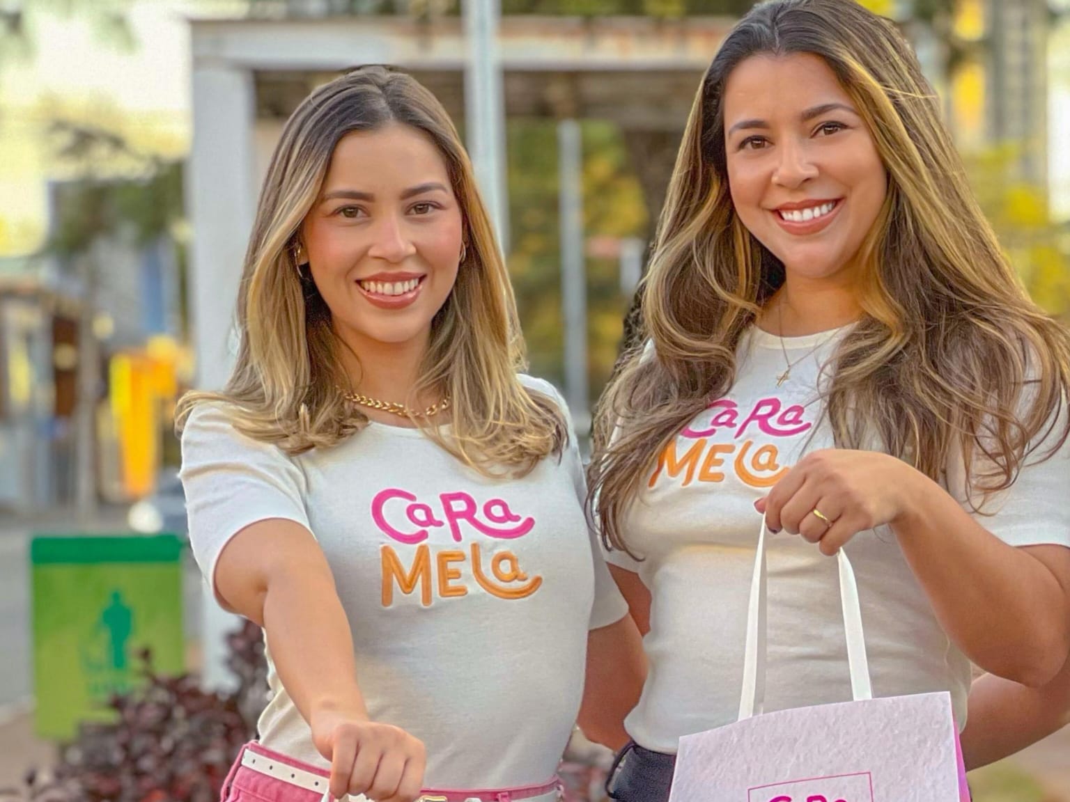 Bruna Souza (à direita) resolveu abrir o próprio negócio para passar mais tempo ao lado da filha. Sua irmã, Georgia Souza (à esquerda), esteve com ela desde o começo. (Foto: Divulgação)