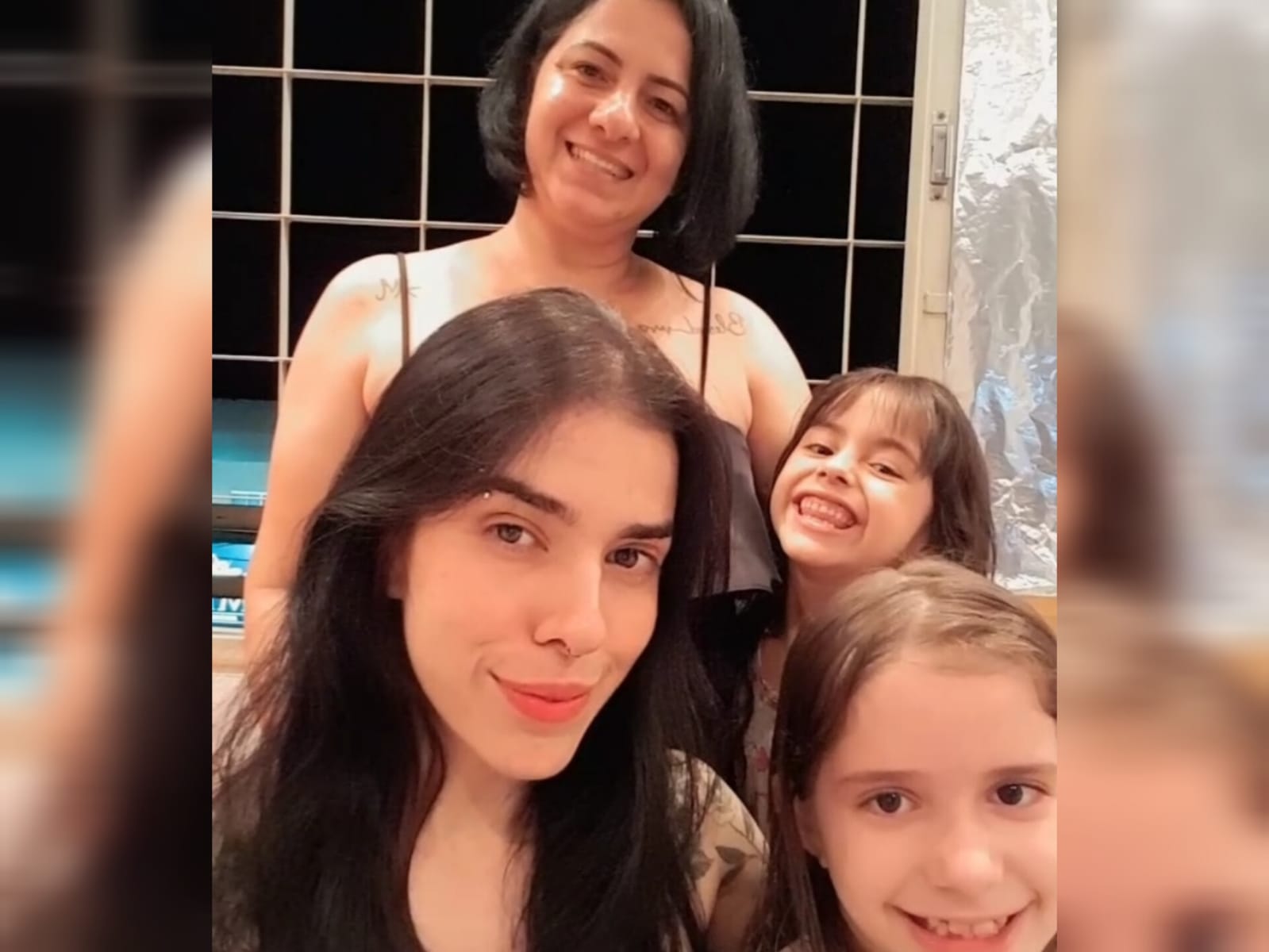 Adriana na companhia da filha Thais, e das netas, Valentina e Antonella. (Foto: Arquivo Pessoal)