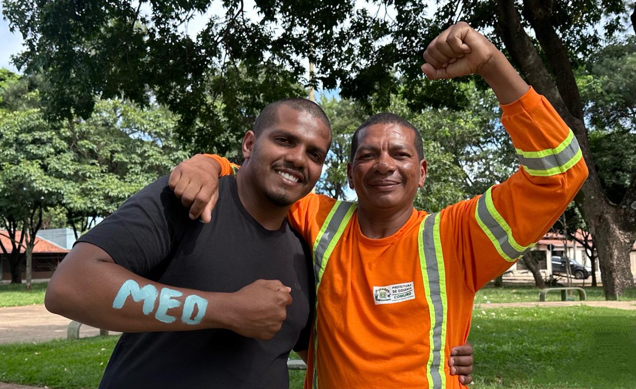 Do lixo ao sonho realizado: filho de gari de Goiânia é aprovado em Medicina no Rio de Janeiro com apoio do pai