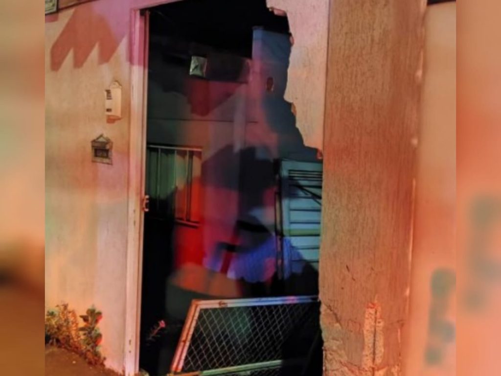 Muro foi parcialmente destruído com o acidente. (Foto: Reprodução)