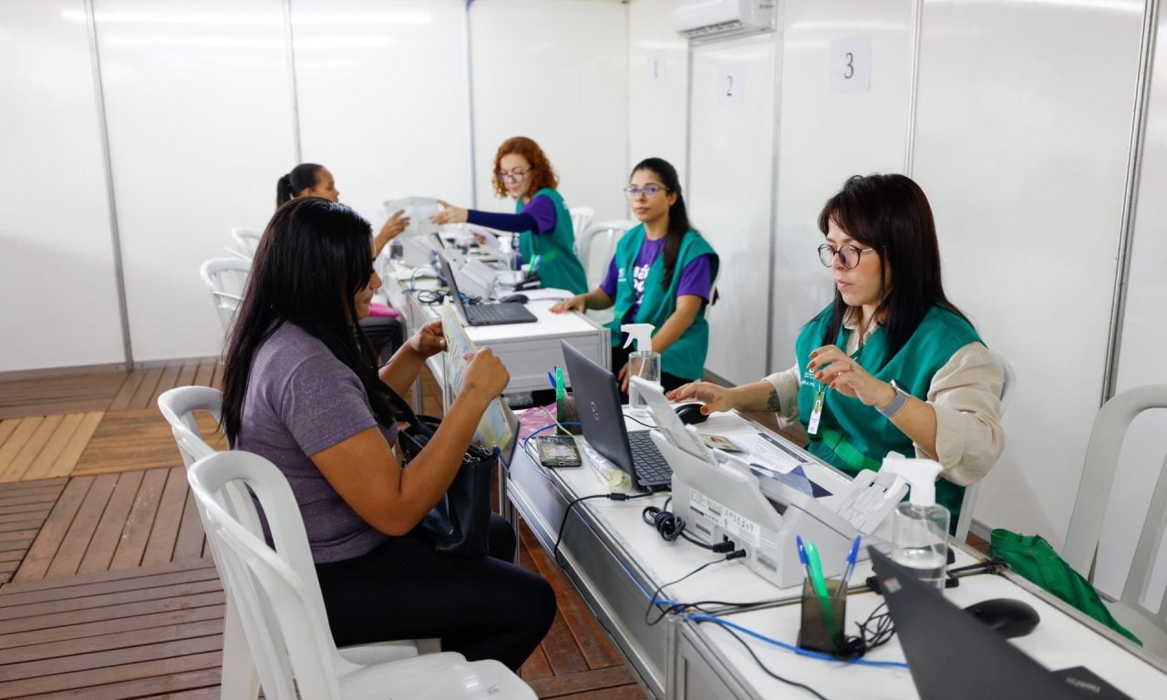 Estrutura montada na Praça Cívica, em Goiânia, realiza atendimentos das 8h às 17h