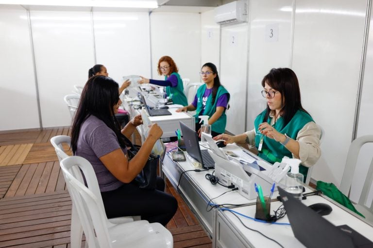 Estrutura montada na Praça Cívica, em Goiânia, realiza atendimentos das 8h às 17h