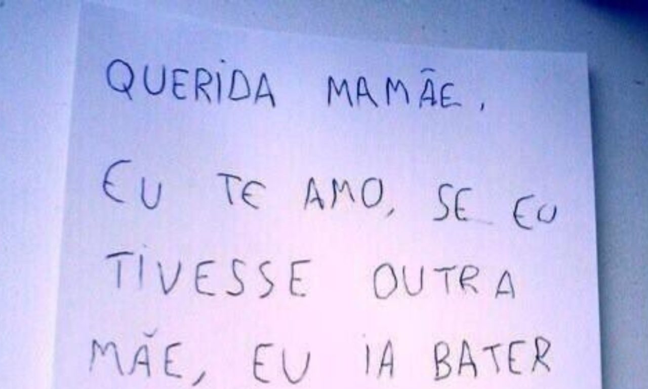 Mãe fica emocionada ao encontrar bilhete deixado pelo filho