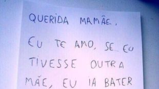 Mãe fica emocionada ao encontrar bilhete deixado pelo filho