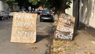 Placa inusitada chama atenção de quem passa pela rua. (Foto: Reprodução)