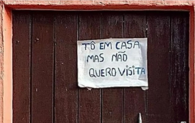 Placa sincera na porta de casa chama atenção das visitas